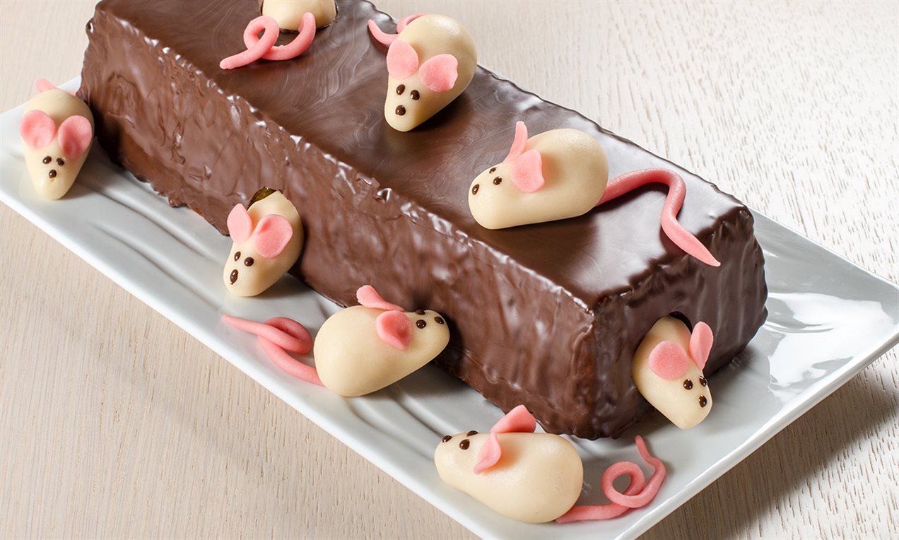 Cake al cioccolato con topolini di marzapane