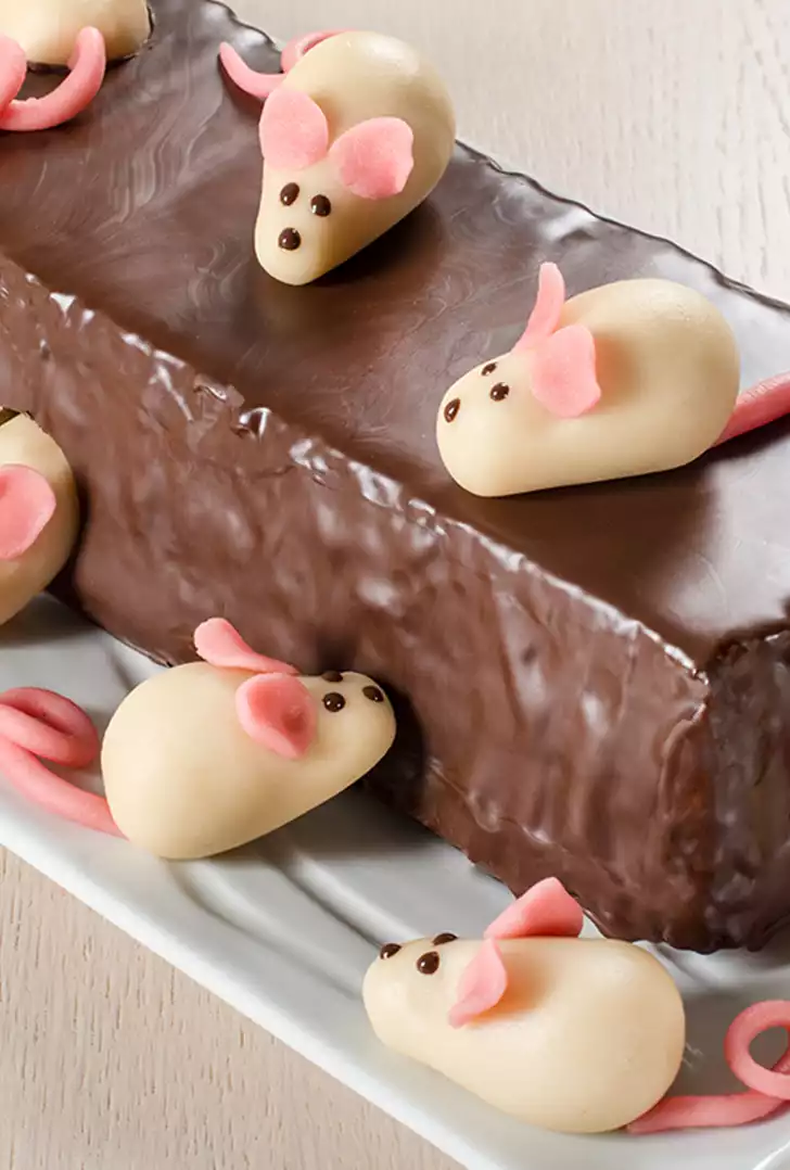 Cake al cioccolato con topolini di marzapane.jpg