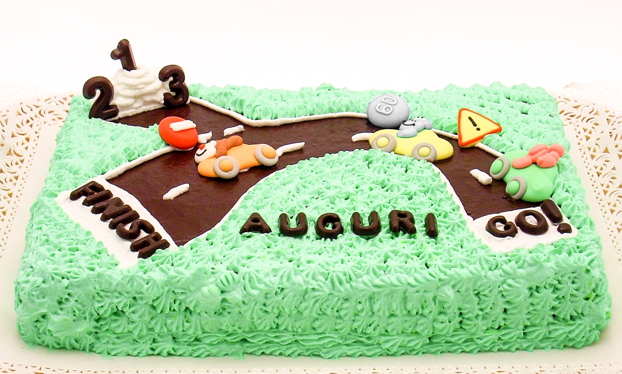 Torta di compleanno per bambini con crema al gusto cioccolato