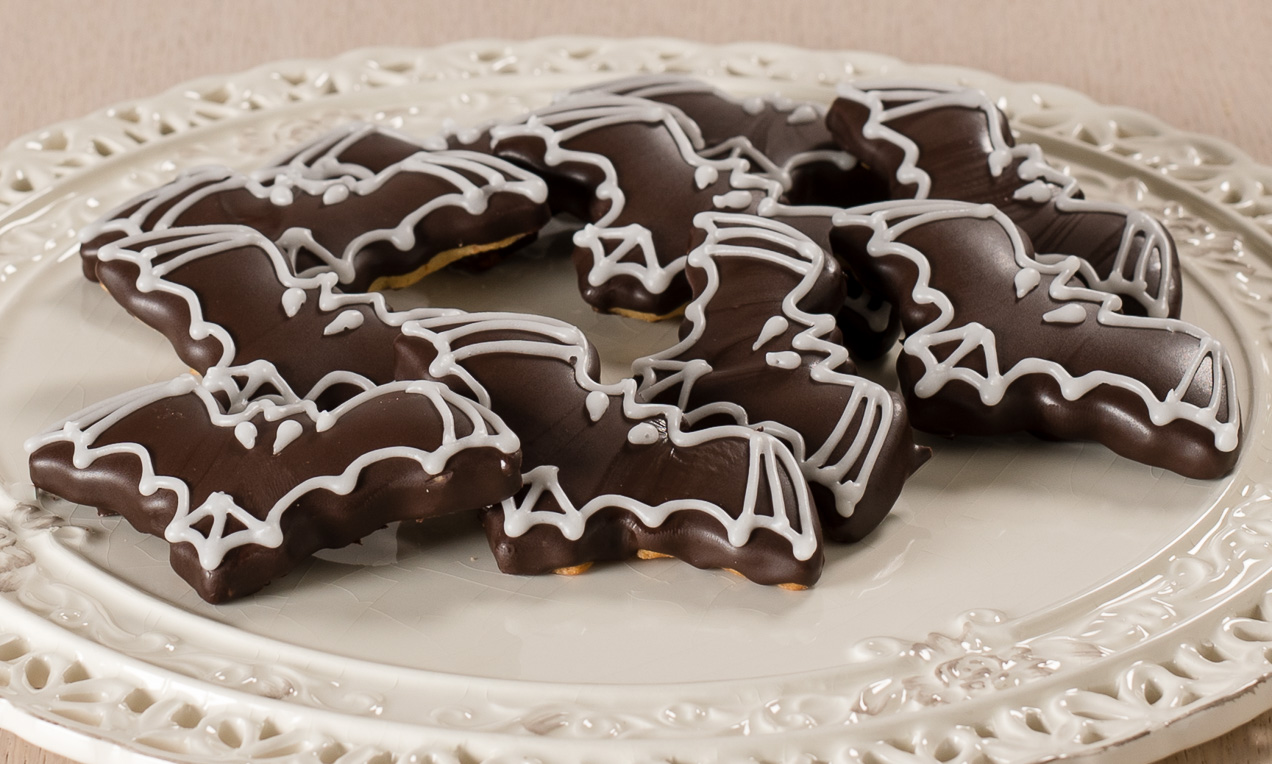 Biscotti di Halloween alle nocciole con glassa al cacao a forma di pipistrello