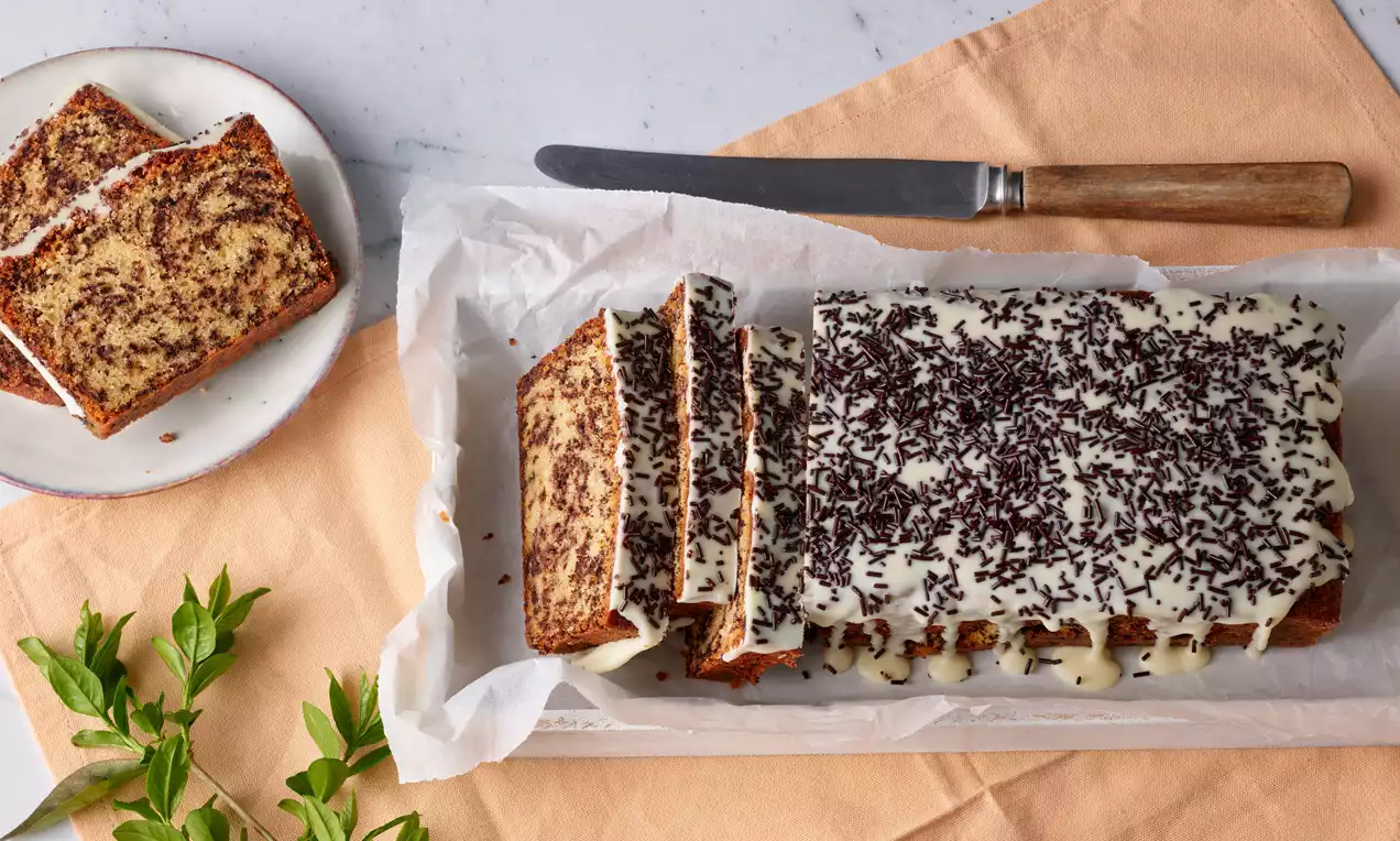 Kuchen aus Sandmasse mit Schoko Streusel in der Masse in der Kastenform gebacken.