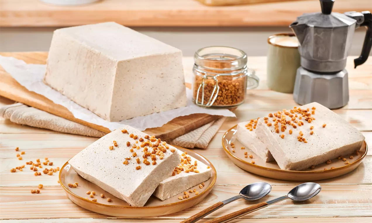 Cremiges Zimt-Parfait mit festlichem Aroma – einfaches Dessert-Rezept für Weihnachten oder besondere Anlässe, ideal zum Vorbereiten und Genießen.