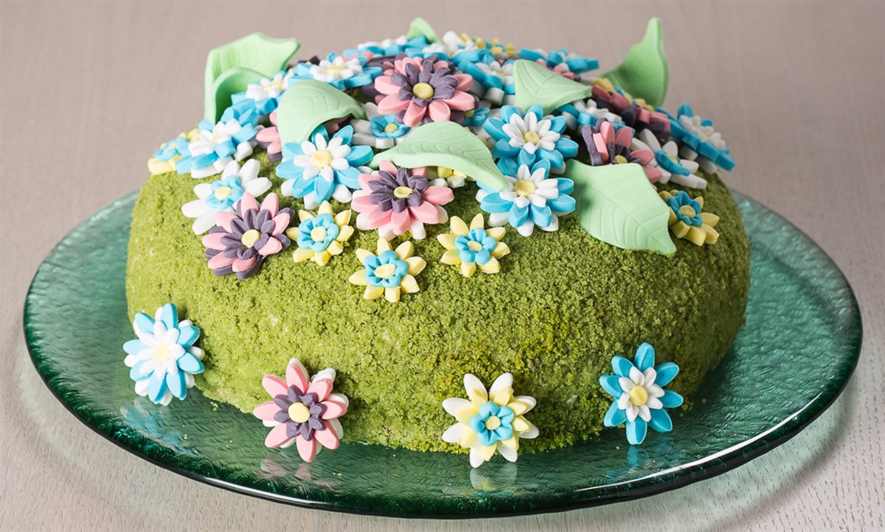 Torta di yogurt e spinaci con fiori di  pasta di zucchero
